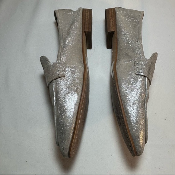 VINCE CAMUTO Sz 9.5 Penny Loafers Flats Almond Toe Cool Gold Colourway Leather - Picture 5 of 8